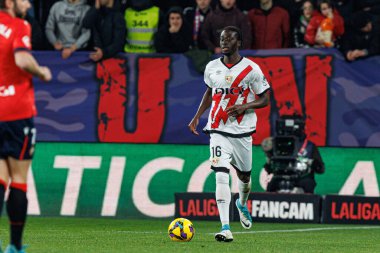 Abdul Mumin, LaLiga EA SPORTS maçı sırasında Osasuna ve Rayo Vallecano takımları arasında El Sadar 'da görüldü (Maciej Rogowski)