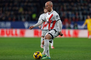 Isi Palazon, El Sadar 'daki CA Osasuna ve Rayo Vallecano takımları arasında oynanan LaLiga EA SPORTS maçı sırasında görüldü (Maciej Rogowski)