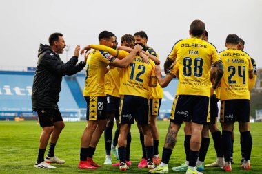 Estoril takımı, Estadio Antonio Coimbra da Mota 'daki GD Estoril Praia ve Vitoria SC takımları arasında Liga Portekiz maçında Joao Carvalho' dan gol üstüne gol atarken görüldü (Maciej Rogowski)