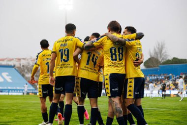 Estoril takımı, Estadio Antonio Coimbra da Mota 'daki GD Estoril Praia ve Vitoria SC takımları arasında Liga Portekiz maçında Joao Carvalho' dan gol üstüne gol atarken görüldü (Maciej Rogowski)