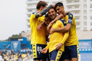 Estoril takımı, Estadio Antonio Coimbra da Mota 'daki GD Estoril Praia ve Vitoria SC takımları arasında Liga Portekiz maçında Joao Carvalho' dan gol üstüne gol atarken görüldü (Maciej Rogowski)