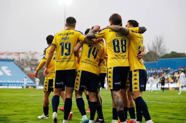Estoril takımı, Estadio Antonio Coimbra da Mota 'daki GD Estoril Praia ve Vitoria SC takımları arasında Liga Portekiz maçında Joao Carvalho' dan gol üstüne gol atarken görüldü (Maciej Rogowski)