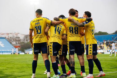 Estoril takımı, Estadio Antonio Coimbra da Mota 'daki GD Estoril Praia ve Vitoria SC takımları arasında Liga Portekiz maçında Joao Carvalho' dan gol üstüne gol atarken görüldü (Maciej Rogowski)