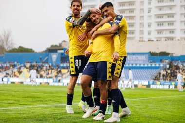 Estoril takımı, Estadio Antonio Coimbra da Mota 'daki GD Estoril Praia ve Vitoria SC takımları arasında Liga Portekiz maçında Joao Carvalho' dan gol üstüne gol atarken görüldü (Maciej Rogowski)