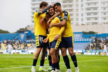 Estoril takımı, Estadio Antonio Coimbra da Mota 'daki GD Estoril Praia ve Vitoria SC takımları arasında Liga Portekiz maçında Joao Carvalho' dan gol üstüne gol atarken görüldü (Maciej Rogowski)