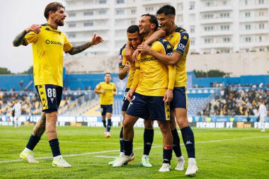 Estoril takımı, Estadio Antonio Coimbra da Mota 'daki GD Estoril Praia ve Vitoria SC takımları arasında Liga Portekiz maçında Joao Carvalho' dan gol üstüne gol atarken görüldü (Maciej Rogowski)