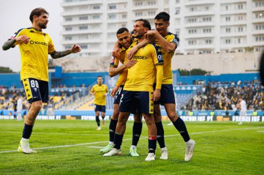Estoril takımı, Estadio Antonio Coimbra da Mota 'daki GD Estoril Praia ve Vitoria SC takımları arasında Liga Portekiz maçında Joao Carvalho' dan gol üstüne gol atarken görüldü (Maciej Rogowski)