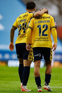 Pedro Amaral ve Joao Carvalho, Estadio Antonio Coimbra da Mota 'daki GD Estoril Praia ve Vitoria SC takımları arasındaki Liga Portekiz maçında gol attıktan sonra kutlama yaparken görüldü (Maciej Rogowski)