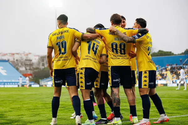 Estoril takımı, Estadio Antonio Coimbra da Mota 'daki GD Estoril Praia ve Vitoria SC takımları arasında Liga Portekiz maçında Joao Carvalho' dan gol üstüne gol atarken görüldü (Maciej Rogowski)