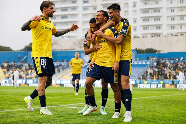 Estoril takımı, Estadio Antonio Coimbra da Mota 'daki GD Estoril Praia ve Vitoria SC takımları arasında Liga Portekiz maçında Joao Carvalho' dan gol üstüne gol atarken görüldü (Maciej Rogowski)