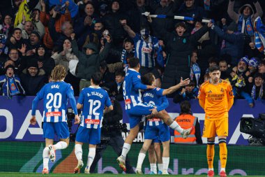 Espanyol oyuncuları LaLiga EASPORTS maçında RCD Espanyol de Barcelona ve Real Madrid FC takımları arasında RCDE Stadyumu 'nda (Maciej Rogowski)