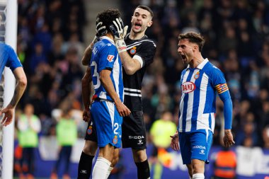 Omar El Hilali, Joan Garcia ve Javi Puado, LaLiga EASPORTS maçında RCD Espanyol de Barcelona ve Real Madrid FC takımları arasında RCDE Stadyumu 'nda görüldü (Maciej Rogowski)