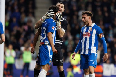 Omar El Hilali, Joan Garcia ve Javi Puado, LaLiga EASPORTS maçında RCD Espanyol de Barcelona ve Real Madrid FC takımları arasında RCDE Stadyumu 'nda görüldü (Maciej Rogowski)
