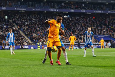 Vinicius Junior ve Omar El Hilali, LaLiga EASPORTS maçında RCD Espanyol de Barcelona ve Real Madrid FC takımları arasında RCDE Stadyumu 'nda (Maciej Rogowski)