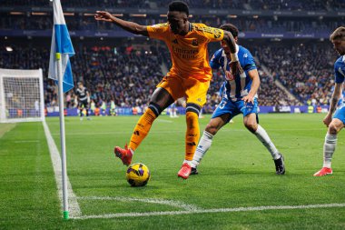 Vinicius Junior ve Omar El Hilali, LaLiga EASPORTS maçında RCD Espanyol de Barcelona ve Real Madrid FC takımları arasında RCDE Stadyumu 'nda (Maciej Rogowski)