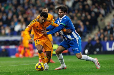 Rodrygo Goes ve Leandro Cabrera, LaLiga EASPORTS maçında RCD Espanyol de Barcelona ve Real Madrid FC takımları arasında RCDE Stadyumu 'nda (Maciej Rogowski)