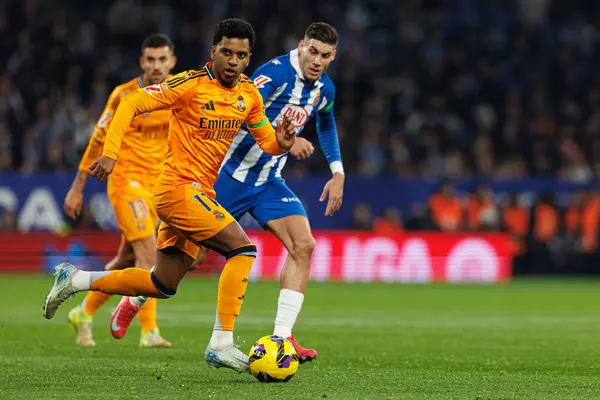 Rodrygo Goes ve Roberto Fernandez, LaLiga EASPORTS maçında RCD Espanyol de Barcelona ve Real Madrid FC takımları arasında RCDE Stadyumu 'nda görüldü (Maciej Rogowski)