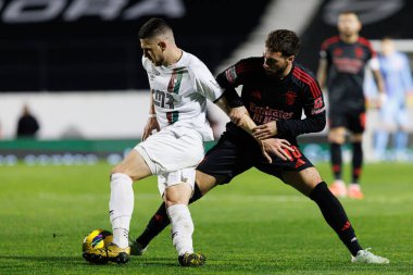 Leonel Bucca ve Orkun Kokcu Liga Portekiz maçı sırasında Estrela Amadora ve SL Benfica takımları arasında Estadio Jose Gomes (Maciej Rogowski)