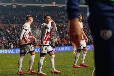 Rayo 'nun oyuncuları, Rayo Vallecano ve Vallecas' taki Real Valladolid CF takımları arasındaki LaLiga EA Spor Maçı sırasında Alvaro Garcia Rivera 'nın ardından kutlama yaparken görüldü (Maciej Rogowski)