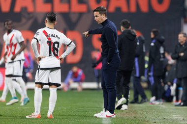 Alvaro Garcia Rivera ve Inigo Perez, Estadio de Vallecas 'taki Rayo Vallecano ve Real Valladolid CF takımları arasında LaLiga EA SPORTS maçı sırasında görüldü (Maciej Rogowski)