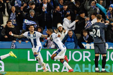 Valentin Rosier, Estadio Municipal de Butarque 'daki CD Leganes ve Rayo Vallecano takımları arasında LaLiga EA SPORTS maçında gol attıktan sonra kutlama yaparken görüldü (Maciej Rogowski)