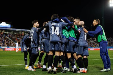Rayo 'nun oyuncuları, LaLiga EA SPORTS maçında Estadio Municipal de Butarque' daki Rayo Vallecano ve Leganes takımları arasında Pathe Ismael Ciss 'ten gol üstüne gol atarken görüldü (Maciej Rogowski))