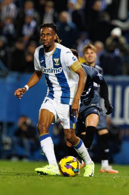 Yvan Neyou ve Alvaro Garcia Rivera, LaLiga EA SPORTS maçı sırasında Estadio Municipal de Butarque takımları arasında görüldü (Maciej Rogowski)