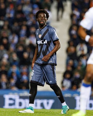 Abdul Mumin Süleyman, LaLiga EA SPORTS maçı sırasında Estadio Municipal de Butarque 'da CD Leganes ve Rayo Vallecano takımları arasında görüldü (Maciej Rogowski)