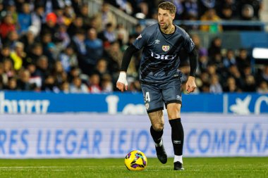 Florian Lejeune, Estadio Municipal de Butarque 'da CD Leganes ve Rayo Vallecano takımları arasında LaLiga EA SPORTS maçı sırasında görüldü (Maciej Rogowski)