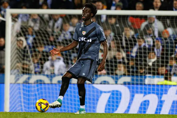 Abdul Mumin Süleyman, LaLiga EA SPORTS maçı sırasında Estadio Municipal de Butarque 'da CD Leganes ve Rayo Vallecano takımları arasında görüldü (Maciej Rogowski)