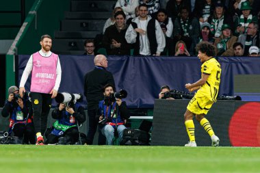 Karim Adeyemi, UEFA Şampiyonlar Ligi maçında attığı golün ardından Sporting CP ve Borussia Dortmund (Maciej Rogowski) takımları arasında kutlarken görülüyor.)