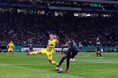 Julian Ryerson ve Geovany Quenda, UEFA Şampiyonlar Ligi maçında Sporting CP ve Borussia Dortmund (Maciej Rogowski) takımları arasında görüldü.)