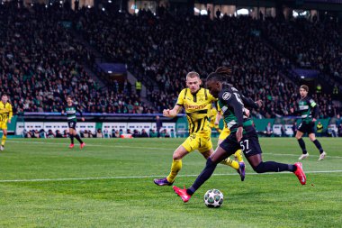 Julian Ryerson ve Geovany Quenda, UEFA Şampiyonlar Ligi maçında Sporting CP ve Borussia Dortmund (Maciej Rogowski) takımları arasında görüldü.)