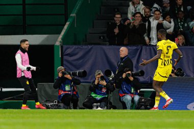 Serhou Guirassy, Sporting CP ve Borussia Dortmund (Maciej Rogowski) takımları arasındaki UEFA Şampiyonlar Ligi maçında gol attıktan sonra kutlama yaparken görüldü.)