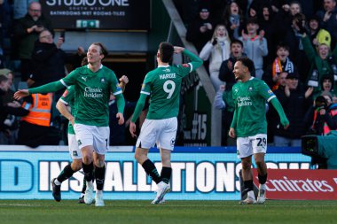 Ryan Hardie, FA Cup 4. Raundda takım arkadaşlarıyla attığı golün ardından Home Park Stadyumu 'nda Plymouth Argyle FC ve Liverpool FC takımları arasında kutlarken görülüyor.)