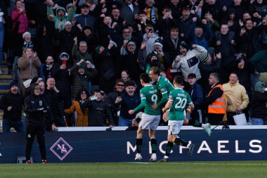 Ryan Hardie, FA Cup 4. Raundda takım arkadaşlarıyla attığı golün ardından Home Park Stadyumu 'nda Plymouth Argyle FC ve Liverpool FC takımları arasında kutlarken görülüyor.)