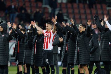 Krakovia 'nın oyuncuları PKO BP Ekstraklasa maçında Krakovia ve Jagiellonia Bialystok takımları arasında Stadion Cracovii im' de görüldü. Jozefa Pilsudskiego (Maciej Rogowski)