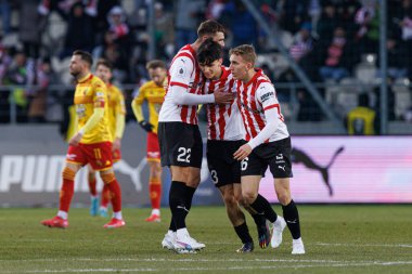 Cracovia oyuncuları, PKO BP Ekstraklasa maçında Stadion Cracovii im 'de KS Cracovia ve Jagiellonia Bialystok takımları arasında Fabian Bzdyl' den gol üstüne gol atarken görüldü. Jozefa Pilsudskiego (Maciej Rogowski)