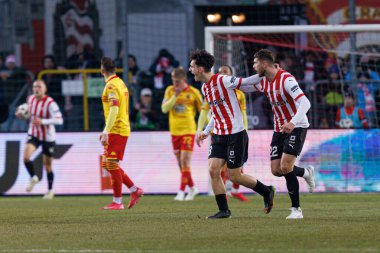 Fabian Bzdyl ve Arttu Hoskonen, PKO BP Ekstraklasa maçında Krakovia ve Jagiellonia Bialystok takımları arasında Stadion Cracovii im 'de gol üstüne gol atarken görüldü. Jozefa Pilsudskiego (Maciej Rogowski)