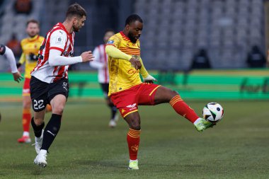Afimico Pululu ve Arttu Hoskonen, PKO BP Ekstraklasa maçında Krakovia ve Jagiellonia Bialystok takımları arasında Stadion Cracovii im 'de görüldü. Jozefa Pilsudskiego (Maciej Rogowski)