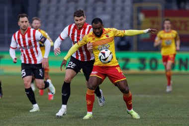 Afimico Pululu ve Arttu Hoskonen, PKO BP Ekstraklasa maçında Krakovia ve Jagiellonia Bialystok takımları arasında Stadion Cracovii im 'de görüldü. Jozefa Pilsudskiego (Maciej Rogowski)