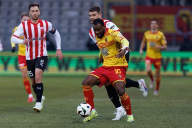 Afimico Pululu ve Arttu Hoskonen, PKO BP Ekstraklasa maçında Krakovia ve Jagiellonia Bialystok takımları arasında Stadion Cracovii im 'de görüldü. Jozefa Pilsudskiego (Maciej Rogowski)