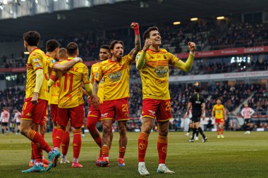 Jagiellonia 'nın oyuncuları ve Miguel Miki Villar, PKO BP Ekstraklasa maçında Krakovia ve Jagiellonia Bialystok takımları arasında Stadion Cracovii im' de oynadıkları maçta attıkları golü kutlarken görüldü. Jozefa Pilsudskiego (Maciej Rogowski)