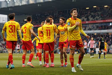 Jagiellonia 'nın oyuncuları ve Miguel Miki Villar, PKO BP Ekstraklasa maçında Krakovia ve Jagiellonia Bialystok takımları arasında Stadion Cracovii im' de oynadıkları maçta attıkları golü kutlarken görüldü. Jozefa Pilsudskiego (Maciej Rogowski)