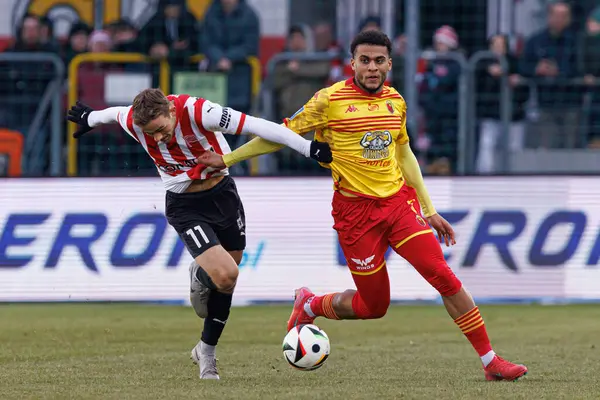 Mikkel Maigaard ve Lamine Diaby-Fadiga, PKO BP Ekstraklasa maçında Krakovia ve Jagiellonia Bialystok takımları arasında Stadion Cracovii im 'de görüldü. Jozefa Pilsudskiego (Maciej Rogowski)