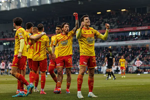 Jagiellonia 'nın oyuncuları ve Miguel Miki Villar, PKO BP Ekstraklasa maçında Krakovia ve Jagiellonia Bialystok takımları arasında Stadion Cracovii im' de oynadıkları maçta attıkları golü kutlarken görüldü. Jozefa Pilsudskiego (Maciej Rogowski)