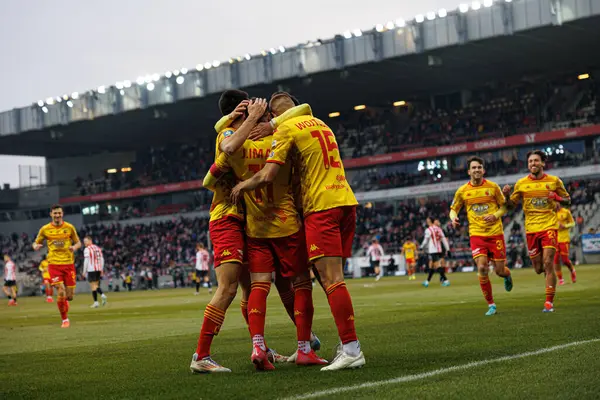 Jagiellonia 'nın oyuncuları PKO BP Ekstraklasa maçında Krakovia ve Jagiellonia Bialystok takımları arasında Stadion Cracovii im' de gol attıktan sonra kutlama yaparken görüldü. Jozefa Pilsudskiego (Maciej Rogowski)