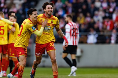 Miguel Miki Villar ve Darko Churlinov, PKO BP Ekstraklasa maçında Stadion Cracovii im 'de KS Krakovia ve Jagiellonia Bialystok takımları arasında attıkları golü kutlarken görüldü. Jozefa Pilsudskiego (Maciej Rogowski)