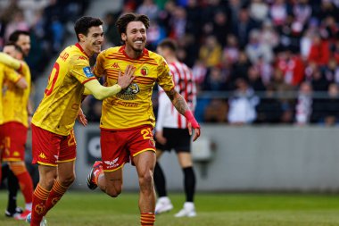 Miguel Miki Villar ve Darko Churlinov, PKO BP Ekstraklasa maçında Stadion Cracovii im 'de KS Krakovia ve Jagiellonia Bialystok takımları arasında attıkları golü kutlarken görüldü. Jozefa Pilsudskiego (Maciej Rogowski)