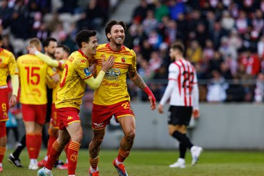 Miguel Miki Villar ve Darko Churlinov, PKO BP Ekstraklasa maçında Stadion Cracovii im 'de KS Krakovia ve Jagiellonia Bialystok takımları arasında attıkları golü kutlarken görüldü. Jozefa Pilsudskiego (Maciej Rogowski)